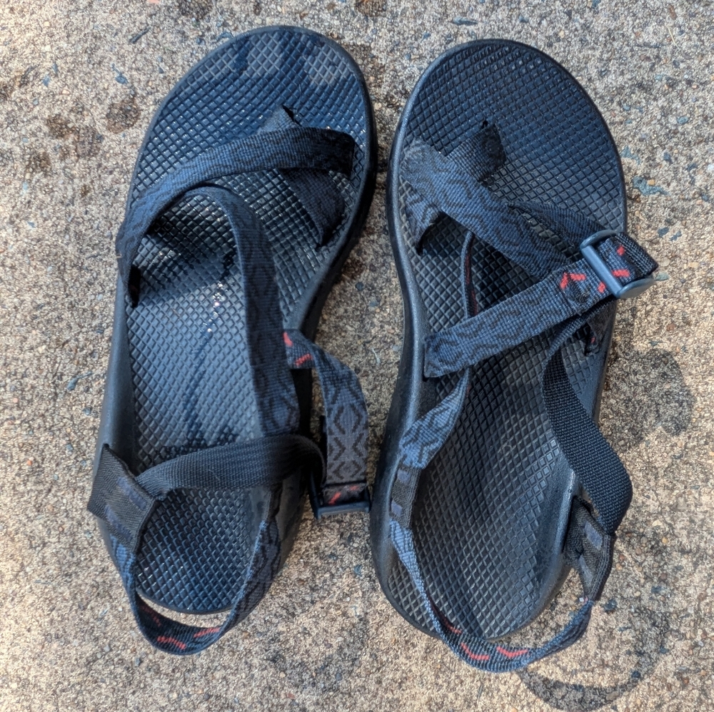 Men's 9 Chacos in like-new condition